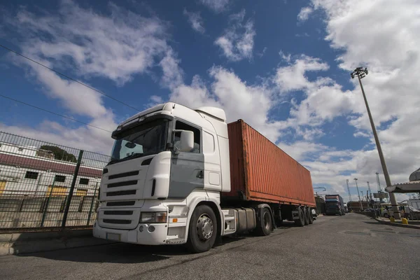 Duży pojemnik truck — Zdjęcie stockowe