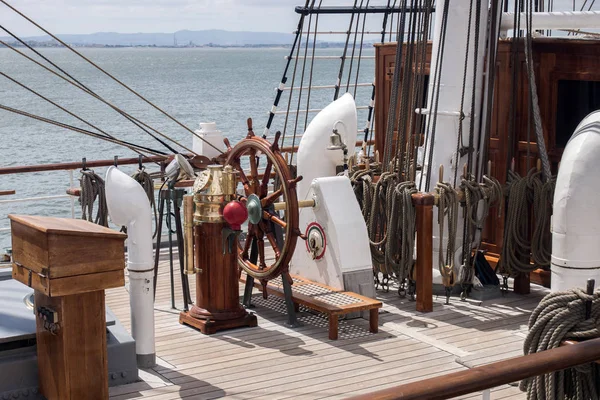 LISBOA, PORTUGAL: 22 de julho de 2016 - Tall Ships race is a big na — Fotografia de Stock