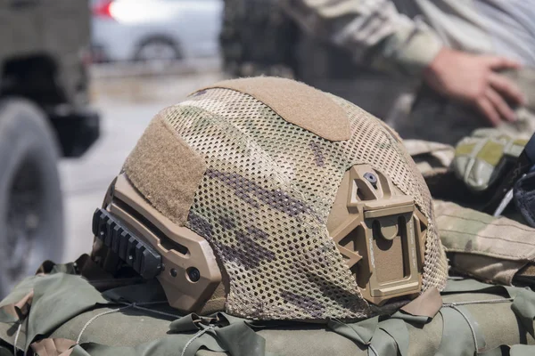 Современный военный шлем — стоковое фото