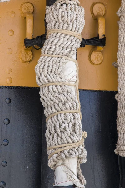 Cuerdas en un barco de vela — Foto de Stock