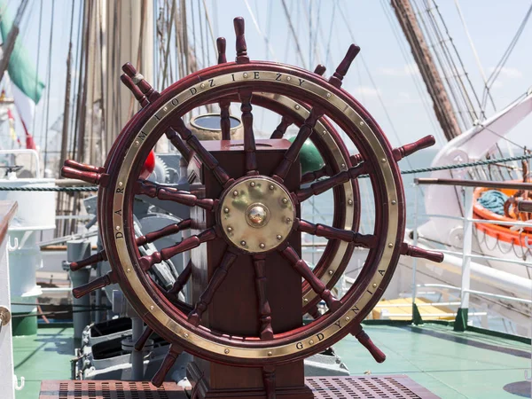 Ship steering wheel — Stock Photo, Image