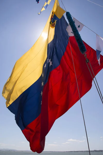 委内瑞拉国旗在天空中 — 图库照片