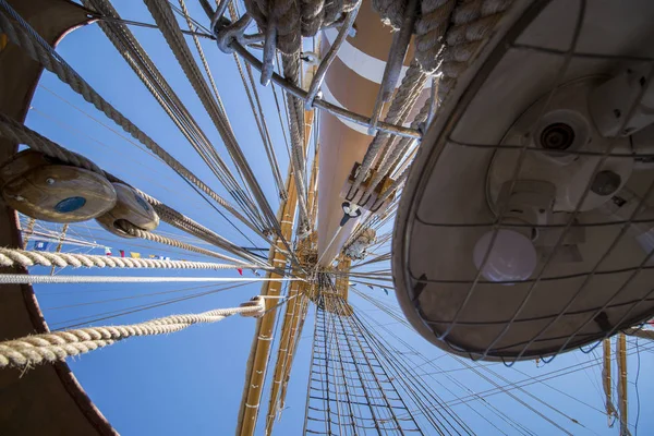 Cuerdas en un barco de vela — Foto de Stock