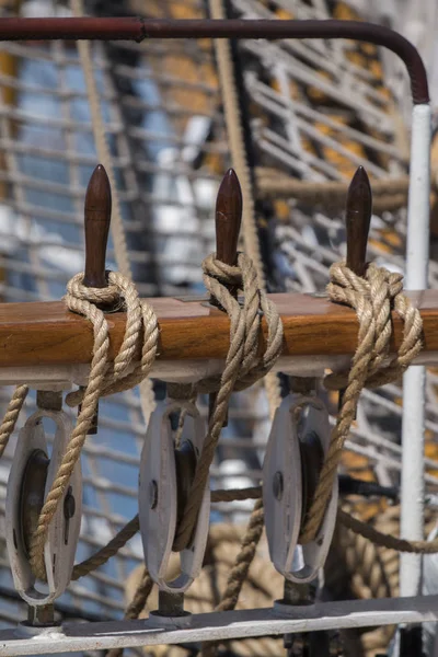 Cuerdas en un barco de vela —  Fotos de Stock