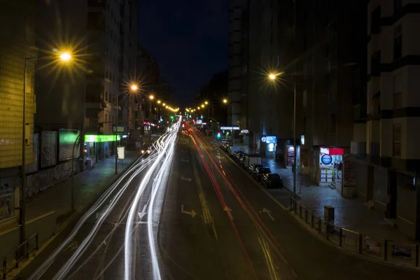 Gece bir şehirde trafik — Stok fotoğraf