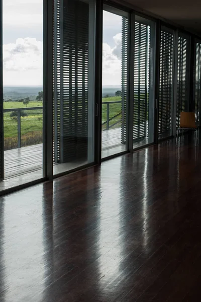 Интерьер деревянной полосы дома — стоковое фото