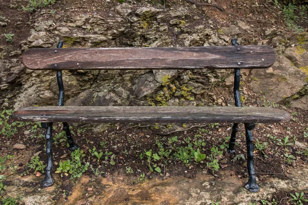 Banco de madera en un parque natural — Foto de Stock