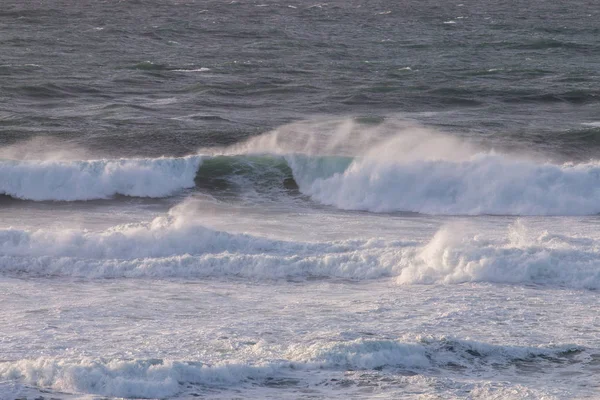 Грубые береговые волны — стоковое фото