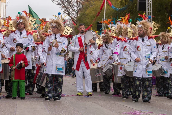 LOULE, PORTUGAL - FÉVRIER 2016 : Carnaval coloré — Photo