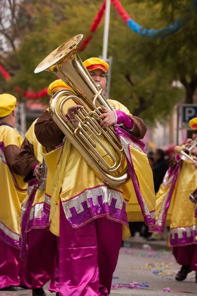 Loule, Португалія - 2016 лютого: Парад барвисті карнавальні (карнавал) — стокове фото