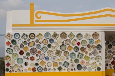 El işi bulaşıkta bina güzel dekore edilmiş.