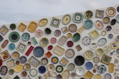 El işi bulaşıkta bina güzel dekore edilmiş.