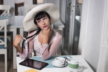 Klasik temalı pinup kız