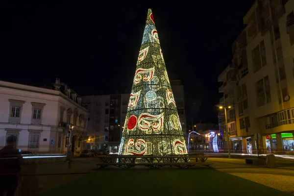 Gran árbol de Navidad en Faro ciudad — Foto de Stock