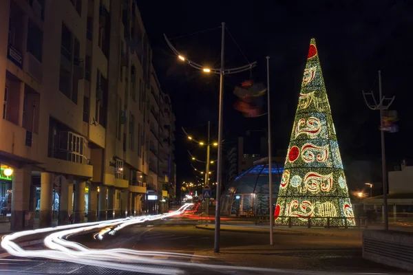 Gran árbol de Navidad en Faro ciudad — Foto de Stock