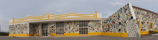 Beau bâtiment décoré avec des plats artisanaux . — Photo