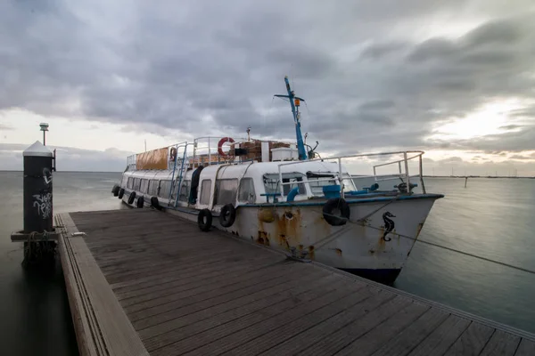 Turistler için eski taşıma tekne — Stok fotoğraf
