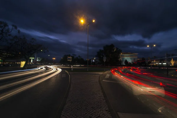 Licht paden gemaakt door verkeer — Stockfoto