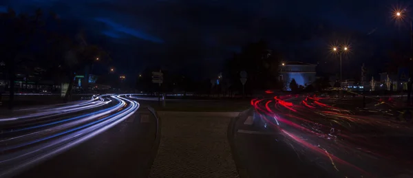 Licht paden gemaakt door verkeer — Stockfoto