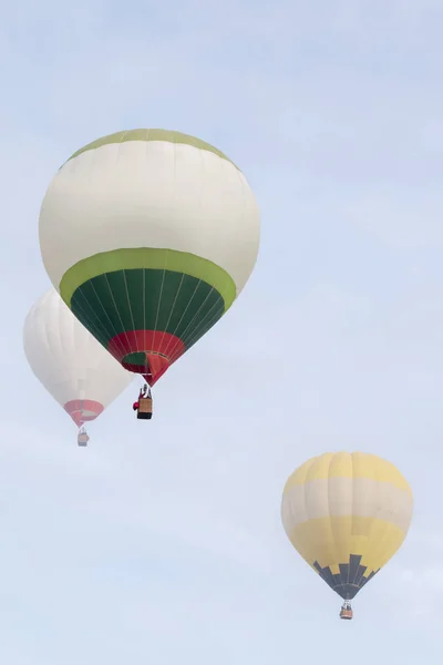 提升的热空气气球节 — 图库照片