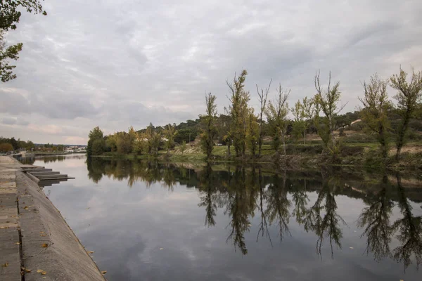 Nádherný městský park s řekou — Stock fotografie