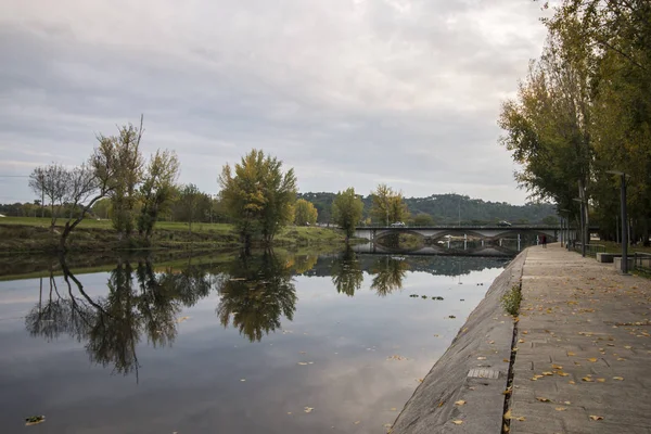 Mooi stadspark met rivier — Stockfoto