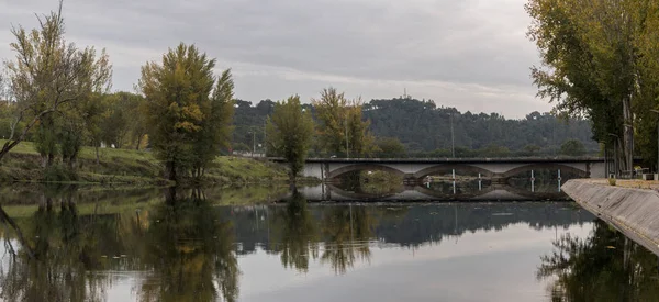 Nádherný městský park s řekou — Stock fotografie