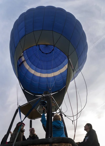 提升的热空气气球节 — 图库照片