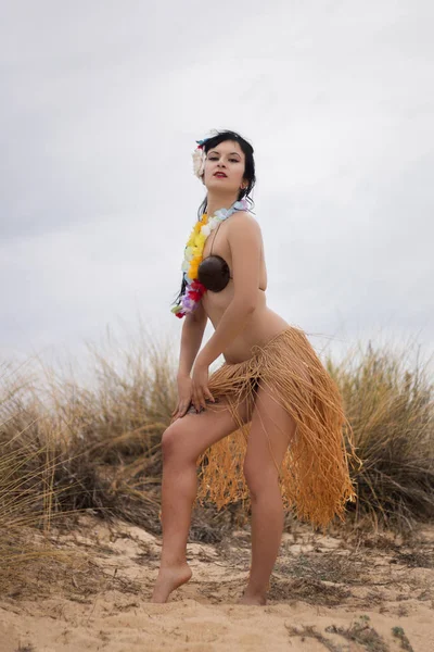 Пинап-девушка в стиле хула — стоковое фото