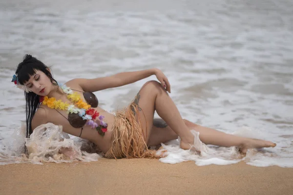 Hula themed pinup girl — Stock Photo, Image