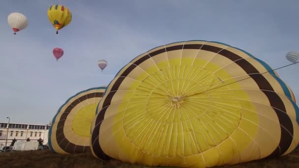 Hemelvaart van hete lucht ballonnen — Stockvideo