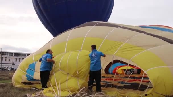 Hemelvaart van hete lucht ballonnen — Stockvideo