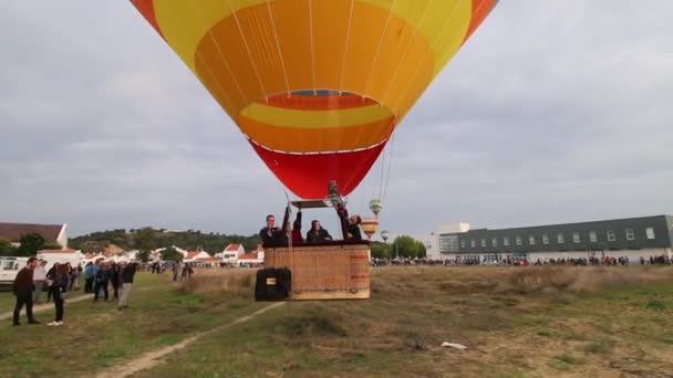 Hemelvaart van hete lucht ballonnen — Stockvideo