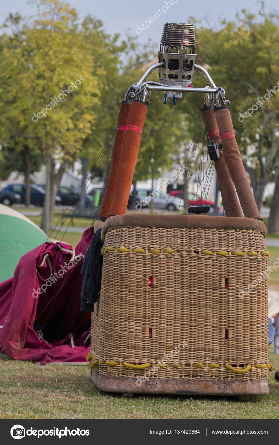Cesta de um balão de ar quente — Foto © membio #137429864, image size:1067x1700
