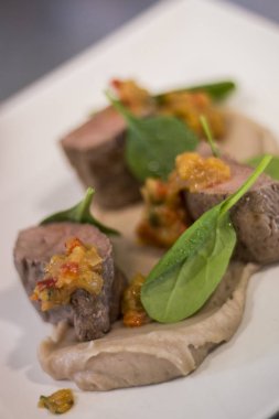 Kuzu ve ıspanak ile gurme yemek