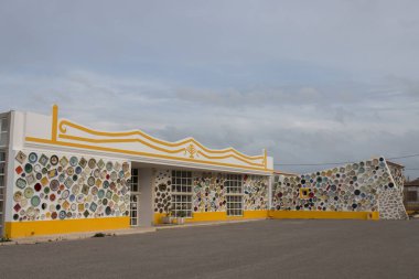 El işi bulaşıkta bina güzel dekore edilmiş.