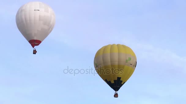Ascensão de balões de ar quente — Vídeo de Stock