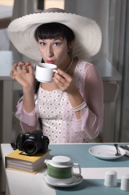 Klasik temalı pinup kız