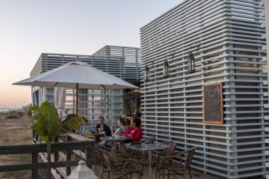 Vilamoura içinde ışık mavi ahşap klasik sahil bar