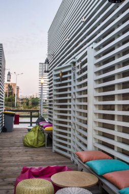 Vilamoura içinde ışık mavi ahşap klasik sahil bar