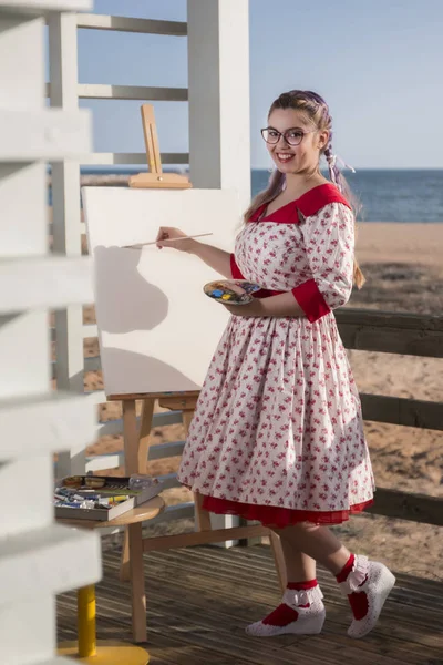 Cute pinup girl in the beach — Stock Photo, Image