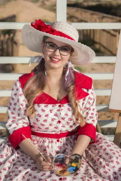 Menina pinup bonito na praia — Fotografia de Stock