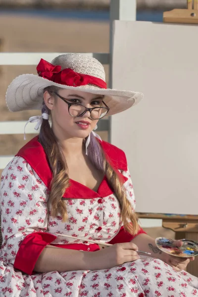 Menina pinup bonito na praia — Fotografia de Stock