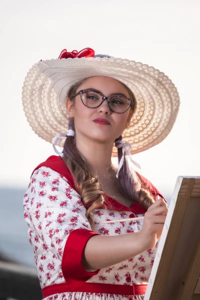 Menina pinup bonito na praia — Fotografia de Stock