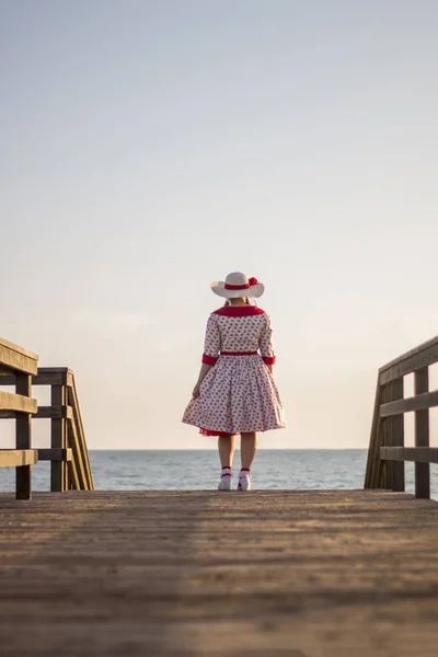 Niedliche Pinup-Mädchen am Strand — Stockfoto