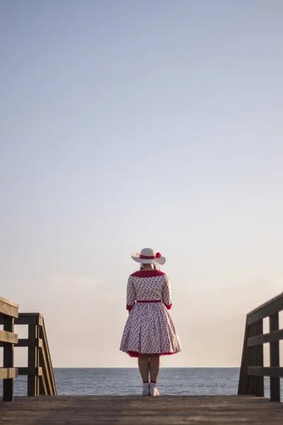 해변에서 귀여운 핀 업 소녀 — 스톡 사진