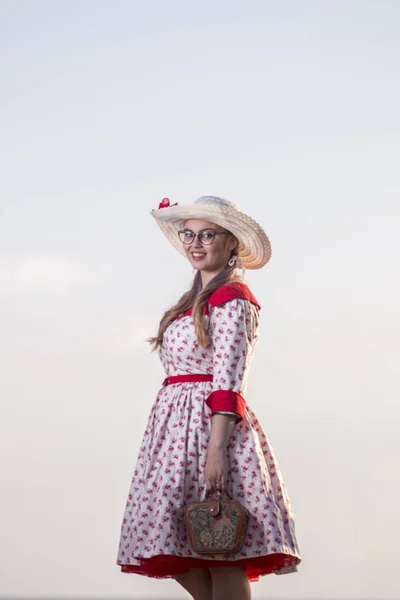 Menina pinup bonito com vestido vermelho e branco . — Fotografia de Stock