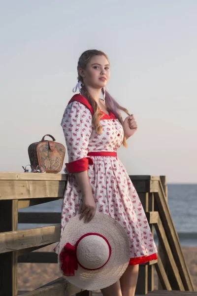 Cute pinup girl in the beach — Stock Photo, Image