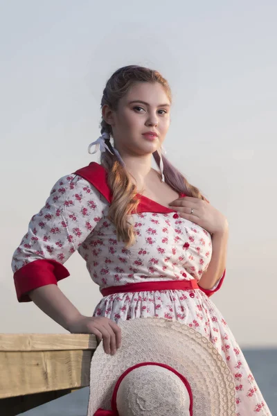 Menina pinup bonito com vestido vermelho e branco . — Fotografia de Stock