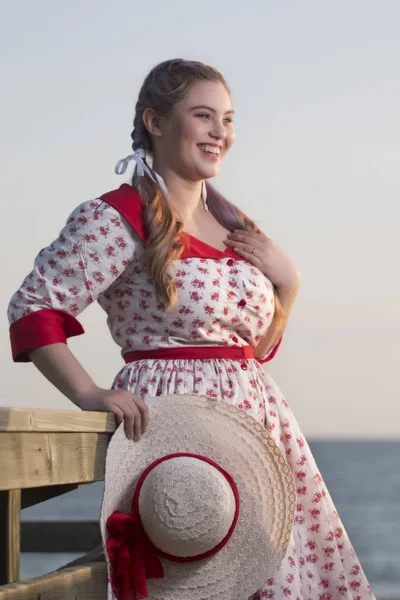 Cute pinup girl in the beach — Stock Photo, Image